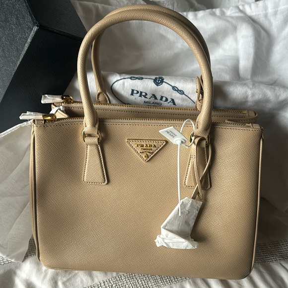 Beige Prada Medium women’s Galleria Saffiano leather bag - Picture 1 of 11